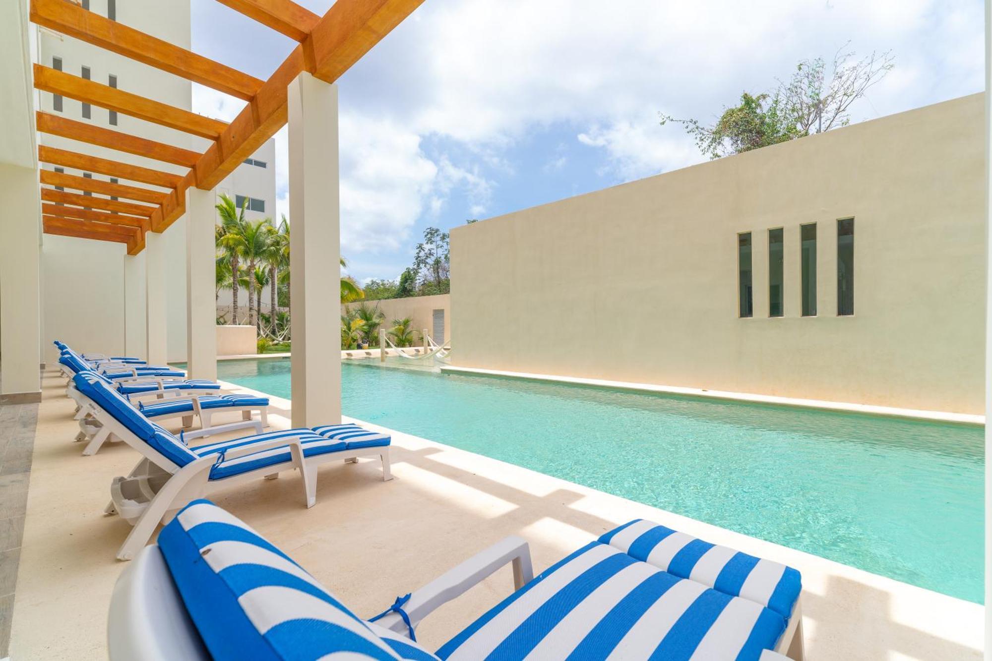 2 Bd With Balcony, Gym, Rooftop Pool, Hot Tub