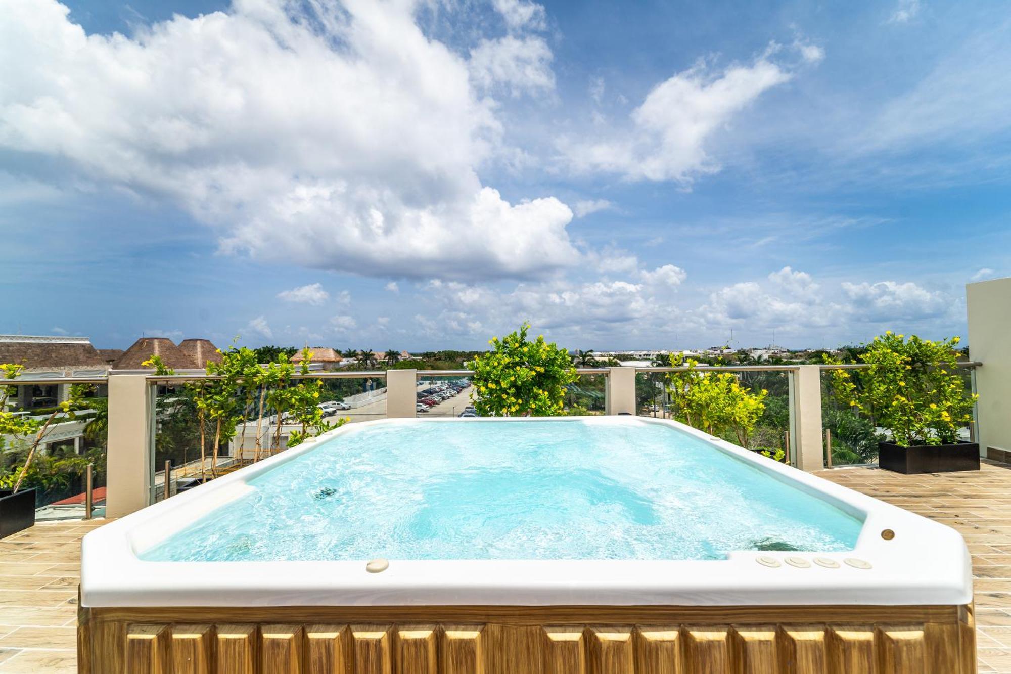 2 Bd With Balcony, Gym, Rooftop Pool, Hot Tub Сasa de vacaciones