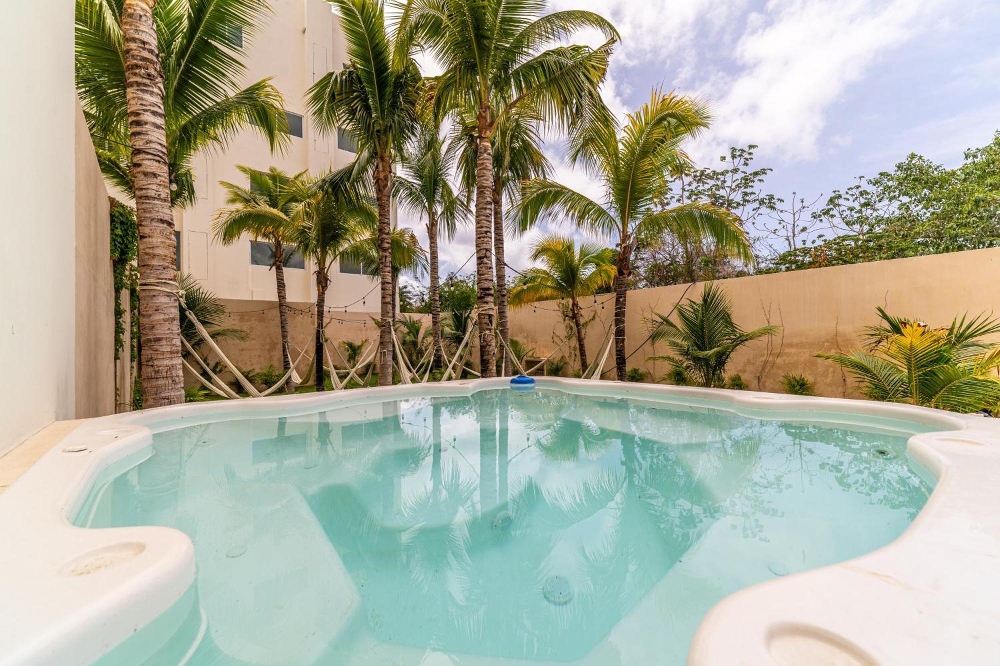 2 Bd With Balcony, Gym, Rooftop Pool, Hot Tub *