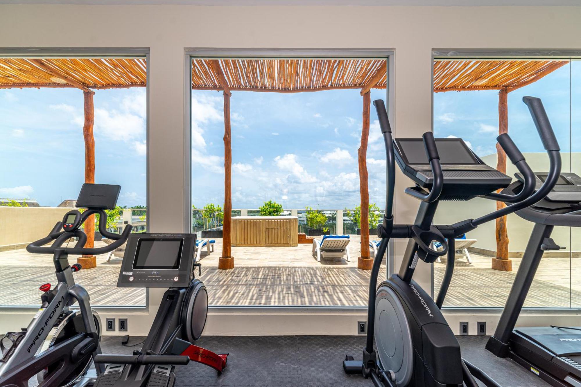 2 Bd With Balcony, Gym, Rooftop Pool, Hot Tub Playa del Carmen