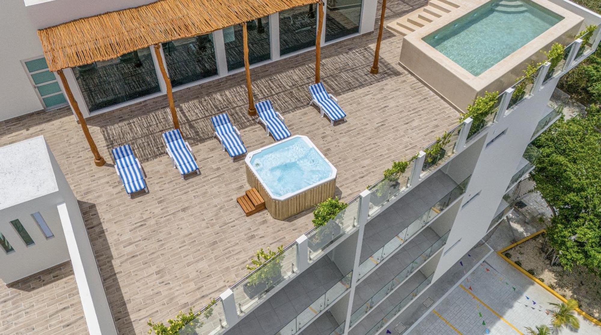 2 Bd With Balcony, Gym, Rooftop Pool, Hot Tub