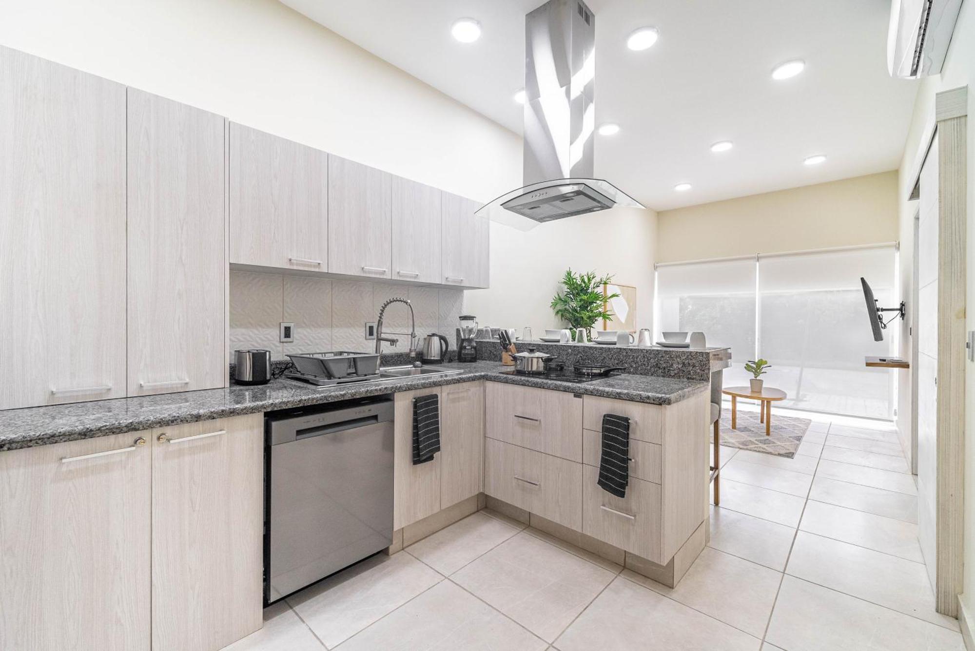2 Bd With Balcony, Gym, Rooftop Pool, Hot Tub Сasa de vacaciones