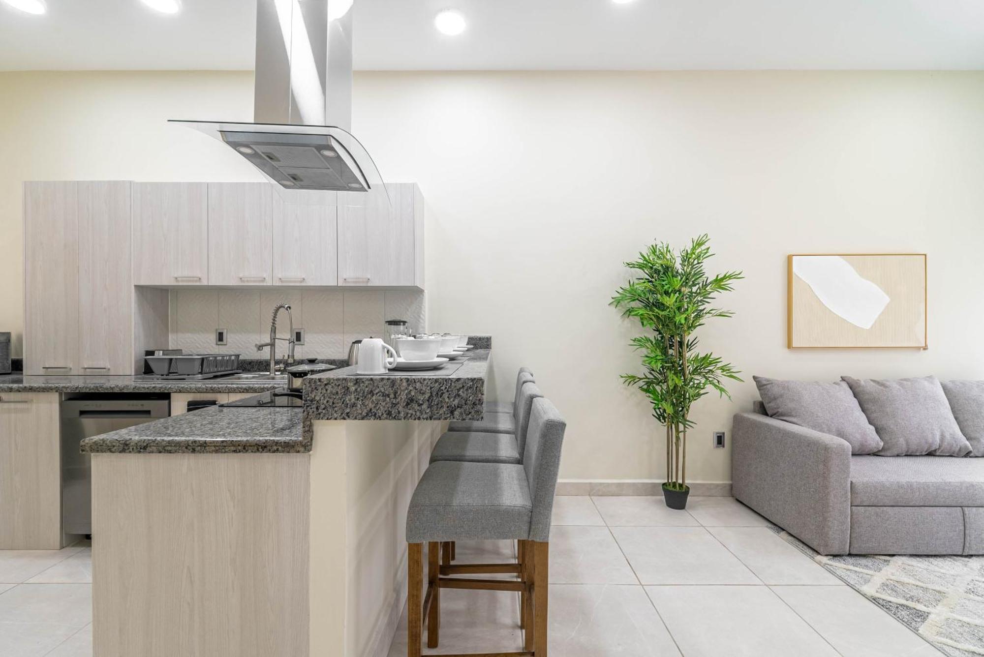 2 Bd With Balcony, Gym, Rooftop Pool, Hot Tub Сasa de vacaciones *