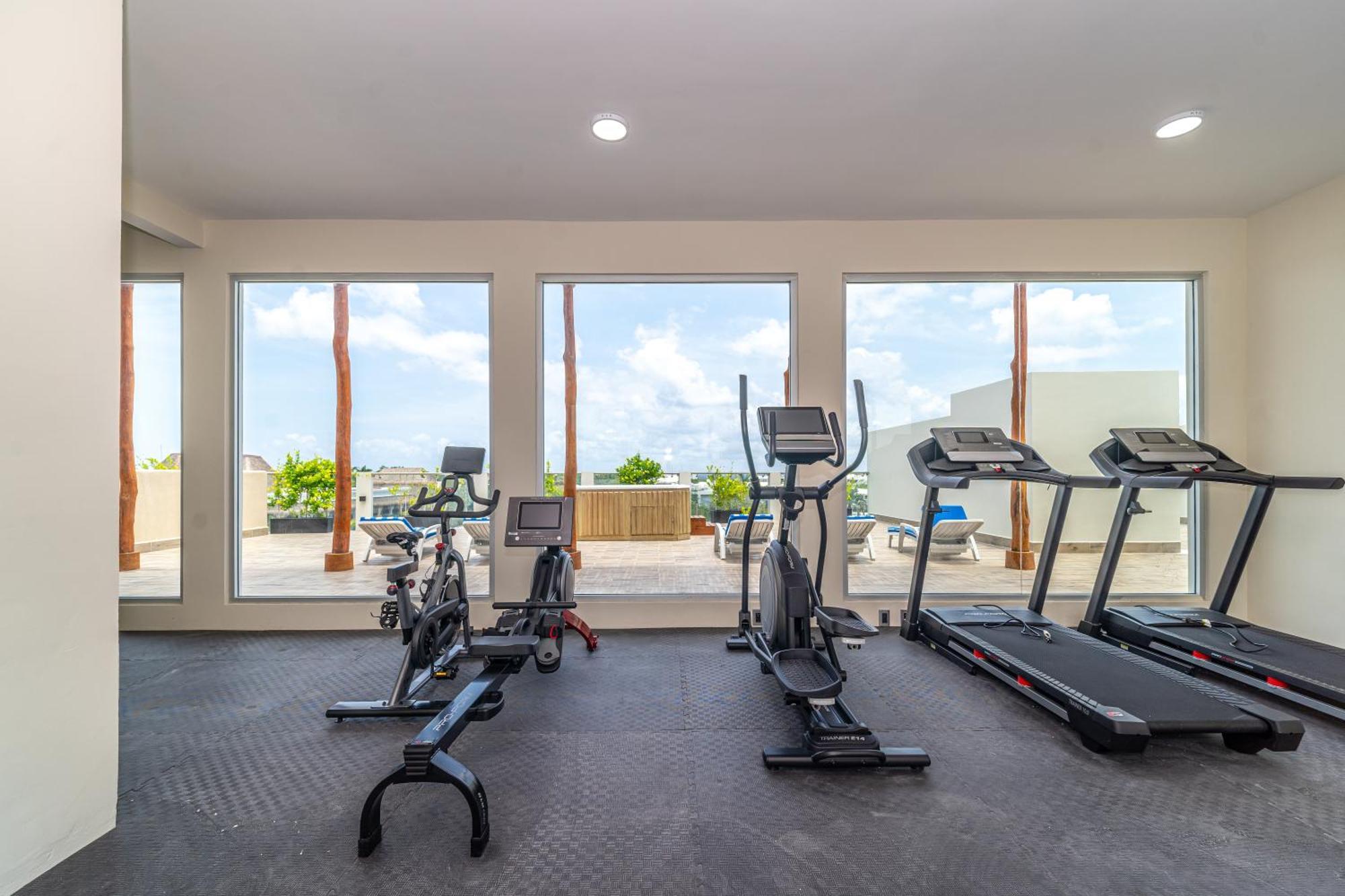 2 Bd With Balcony, Gym, Rooftop Pool, Hot Tub Сasa de vacaciones Playa del Carmen