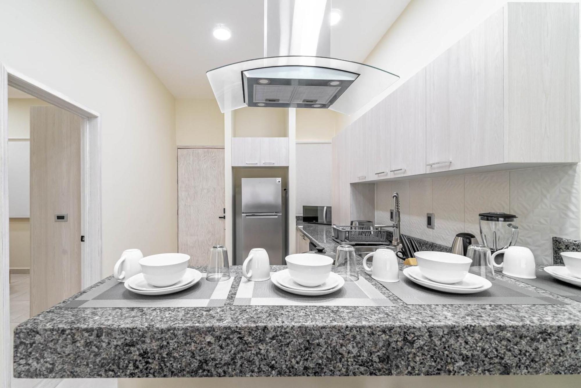 2 Bd With Balcony, Gym, Rooftop Pool, Hot Tub Сasa de vacaciones *