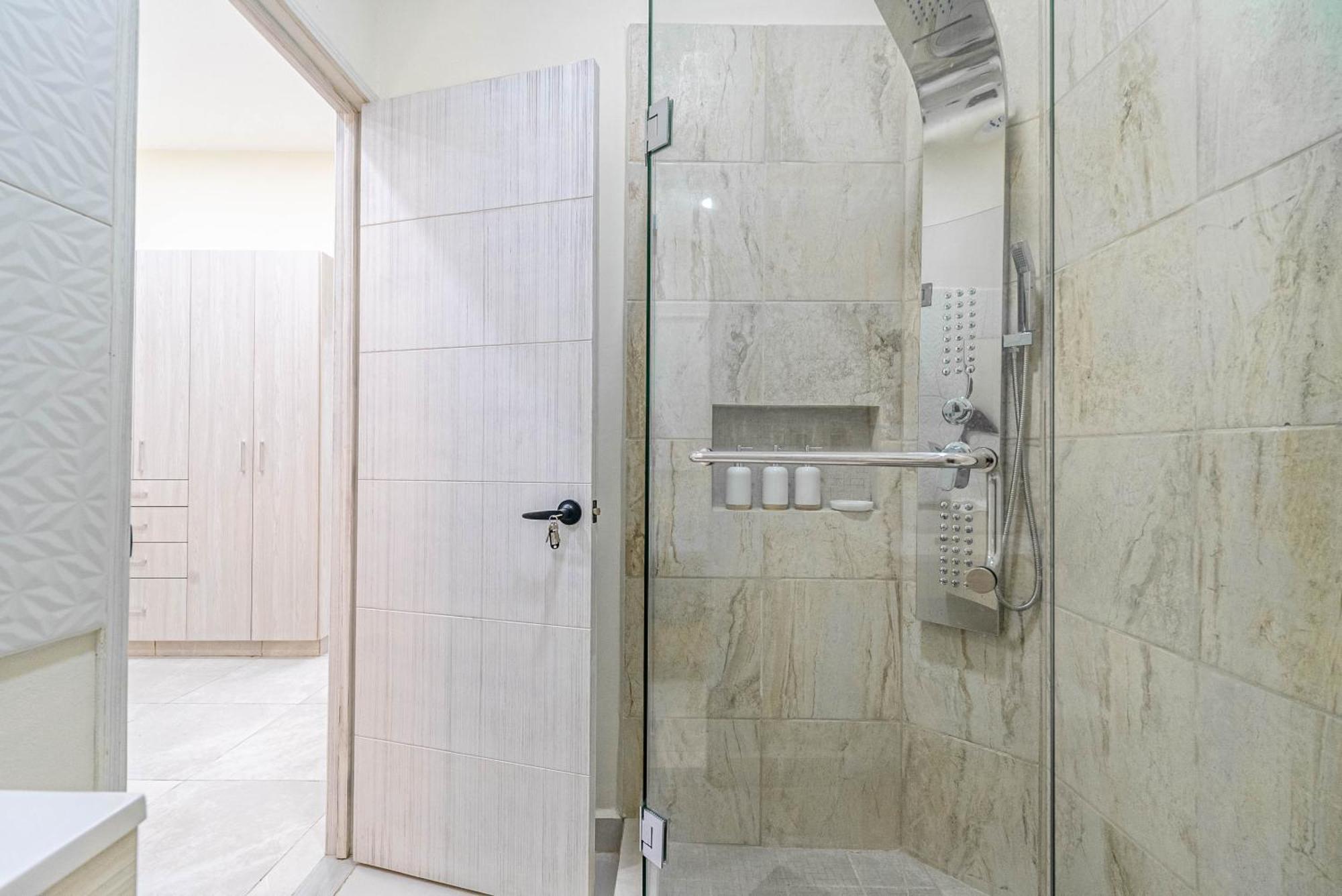 2 Bd With Balcony, Gym, Rooftop Pool, Hot Tub