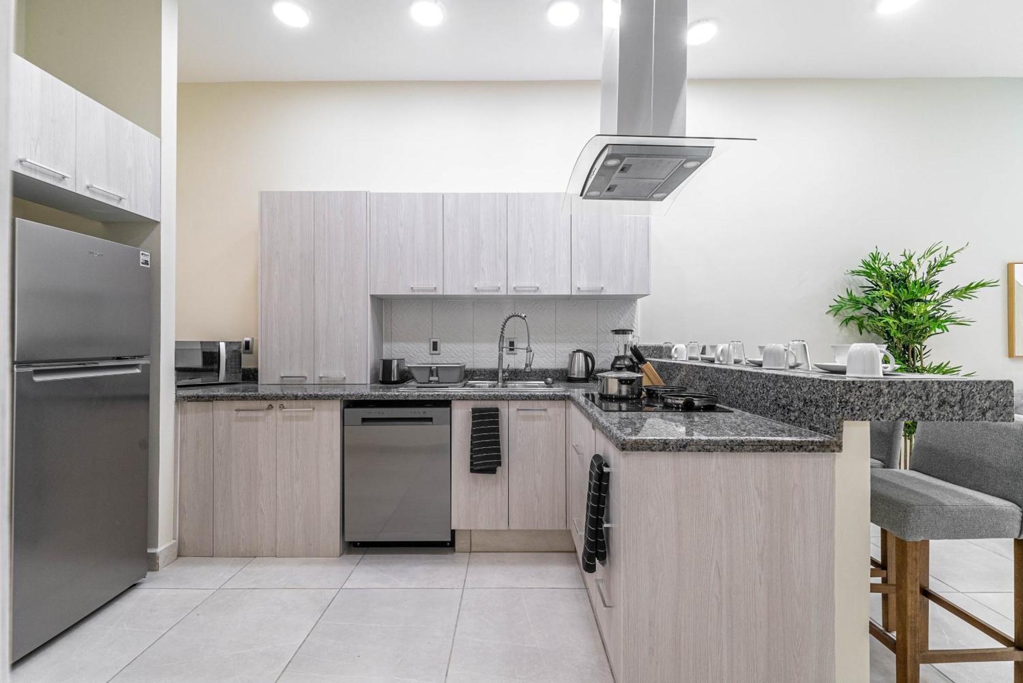 2 Bd With Balcony, Gym, Rooftop Pool, Hot Tub Сasa de vacaciones Playa del Carmen
