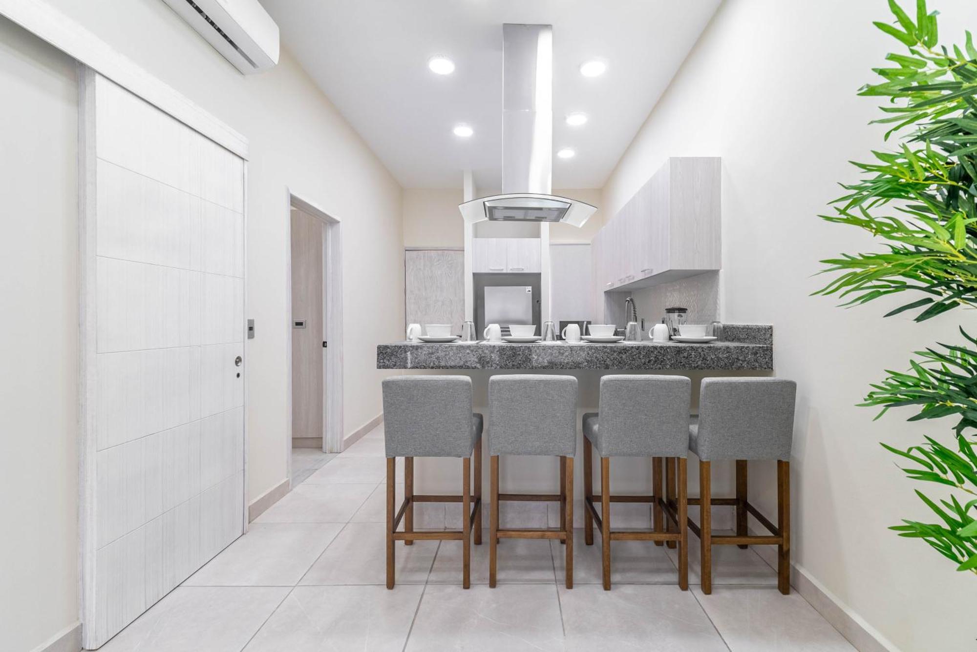 2 Bd With Balcony, Gym, Rooftop Pool, Hot Tub Сasa de vacaciones Playa del Carmen