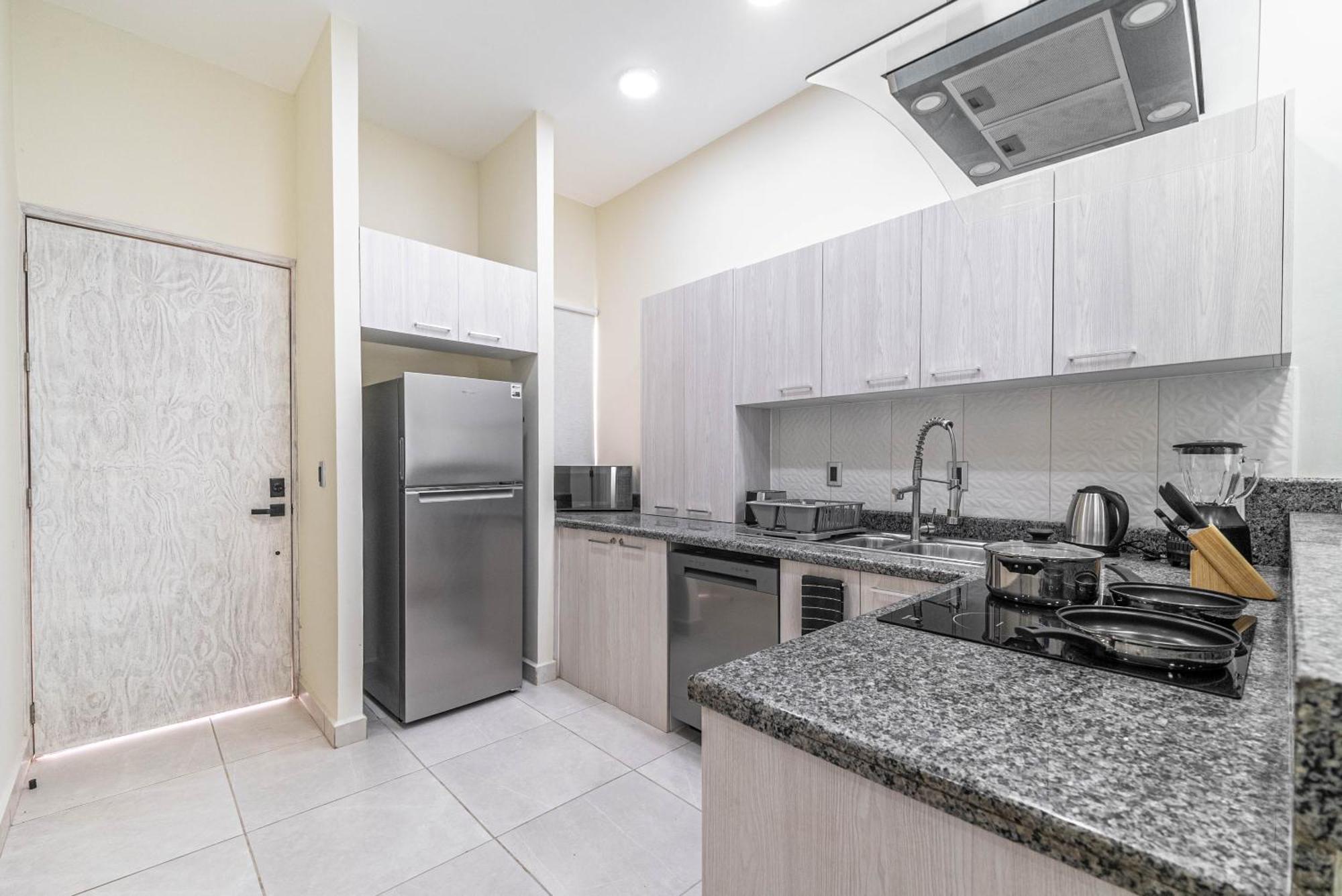 2 Bd With Balcony, Gym, Rooftop Pool, Hot Tub Сasa de vacaciones